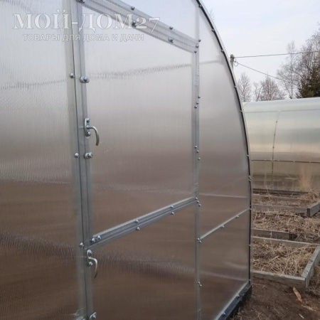 Теплица Сибирская Усиленная 6 метров с поликарбонатом | Мой-Дом27 | Каркас изготовлен из оцинкованной замкнутой трубы 20*20 мм.<br>
 Ширина - 3 метра. Высота - 2,1 метра. Длина 6 метров. <br>
 Выдерживаемая снеговая нагрузка - 100 кг/м2. Выдерживаемая ветровая нагрузка - до 15 м/с.<br>
 Расстояние между дугами 1 метр. <b>Толщина металла дуг 1,2 мм</b>. Ширина двери 0,96 метра.<br>